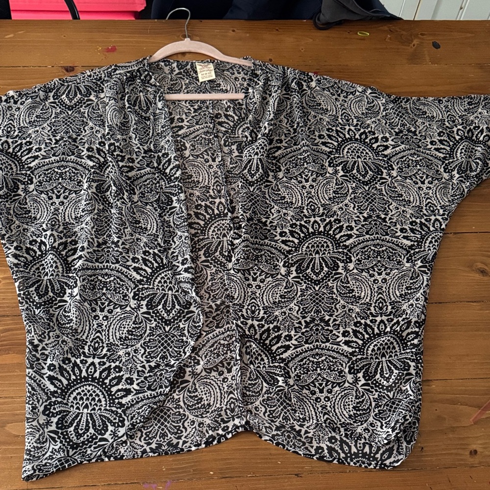 Faded Glory Black and White Patterned Wrap‎